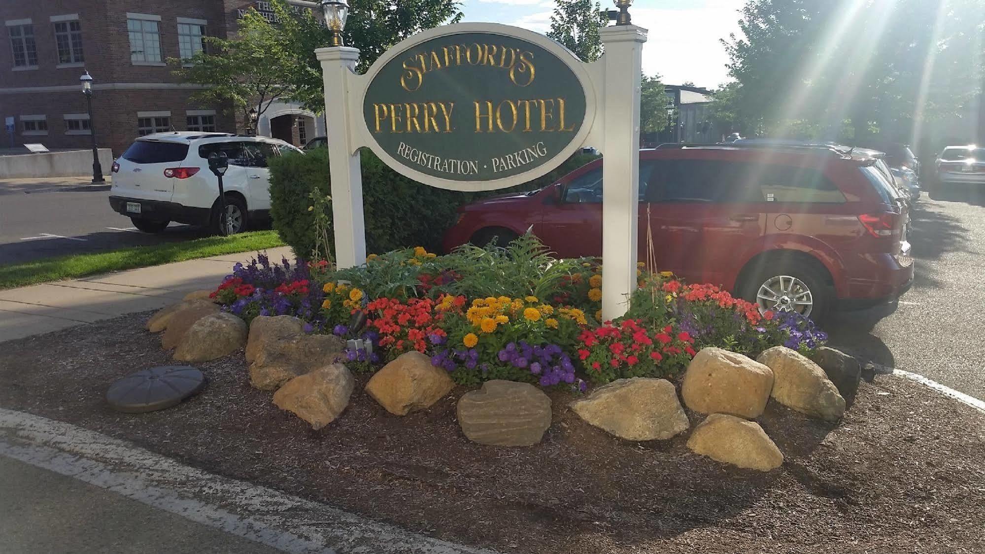 Stafford'S Perry Hotel Петоски Экстерьер фото